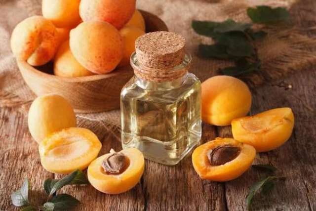 Корисні масла для сухої шкіри обличчя