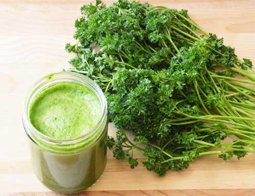 Петрушка допоможе повернути красу і підтримати здоров’я шкіри обличчя